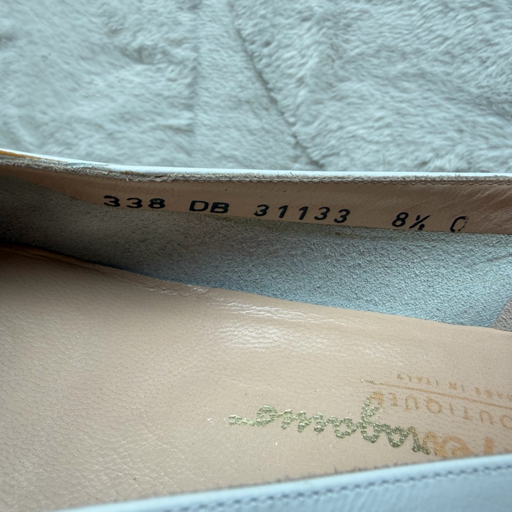 $895 Ferragamo Vara Bow White Leather Low Pumps 8.5 - Picture 8 of 8